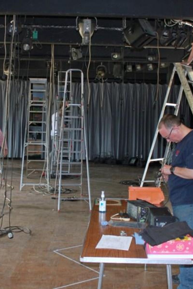 rigging the lighting